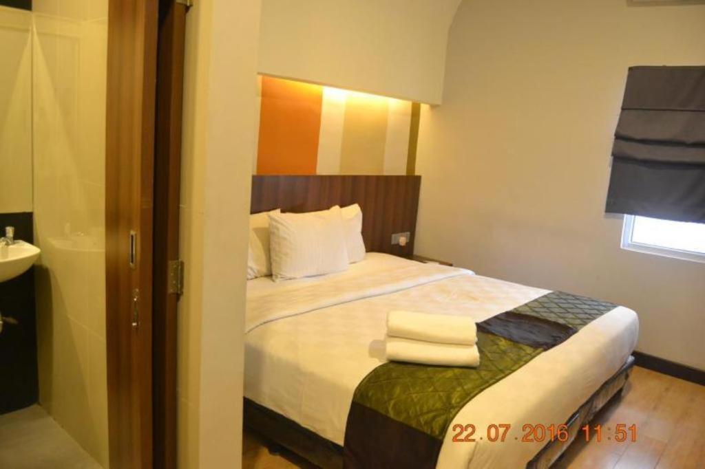 J Hotel Медан Экстерьер фото
