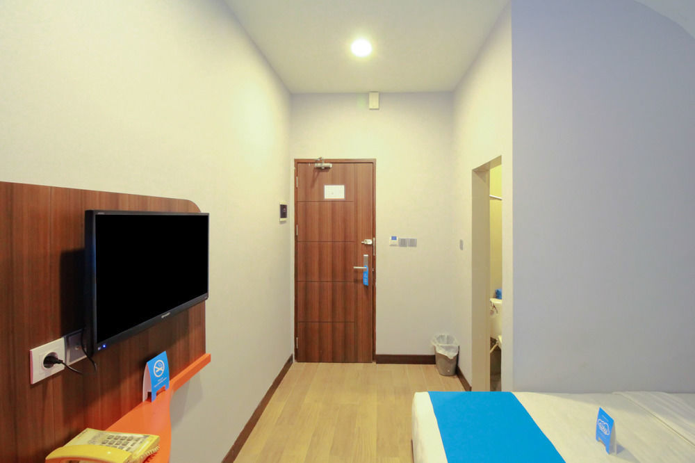J Hotel Медан Экстерьер фото