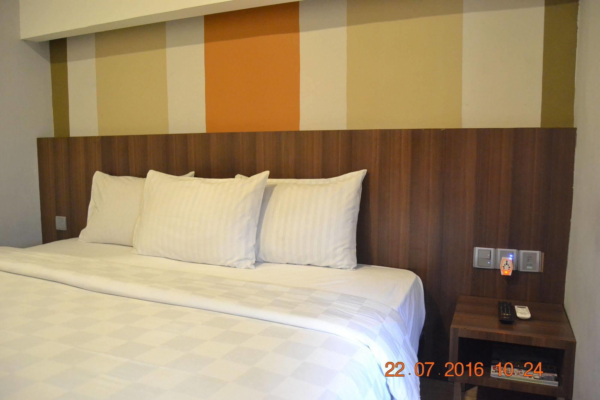 J Hotel Медан Экстерьер фото