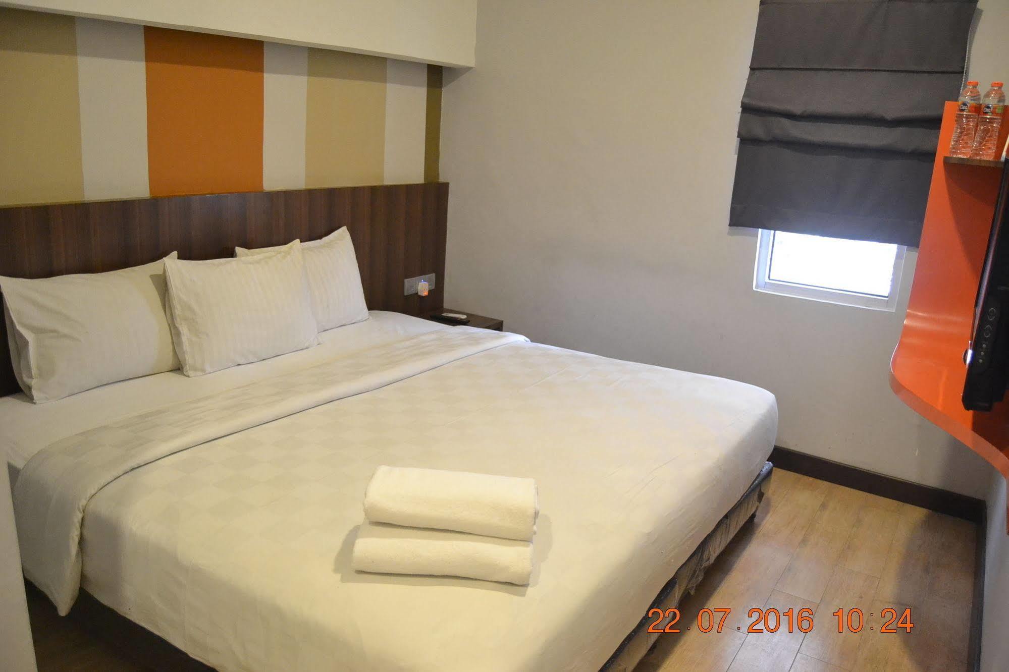 J Hotel Медан Экстерьер фото