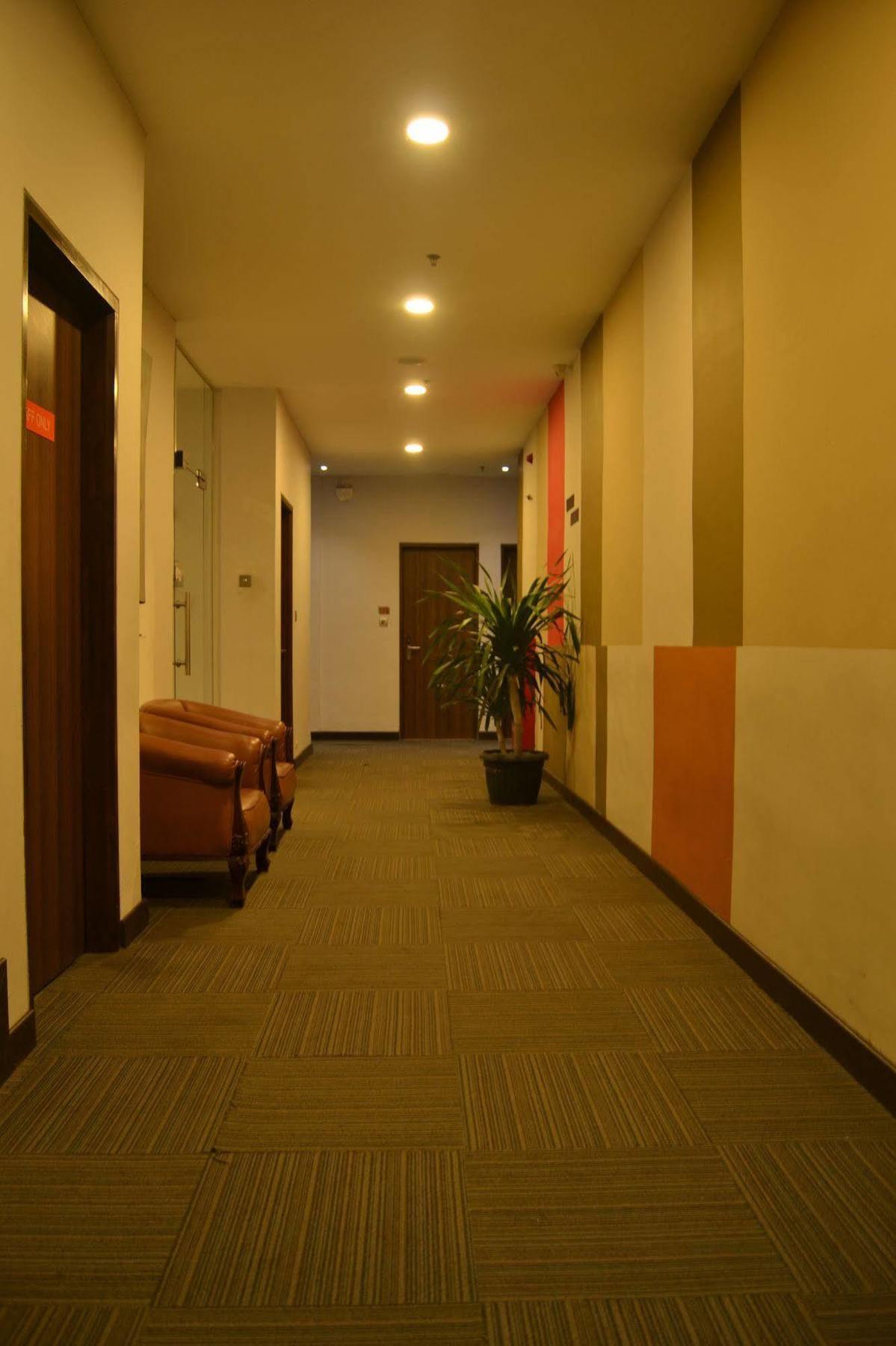 J Hotel Медан Экстерьер фото