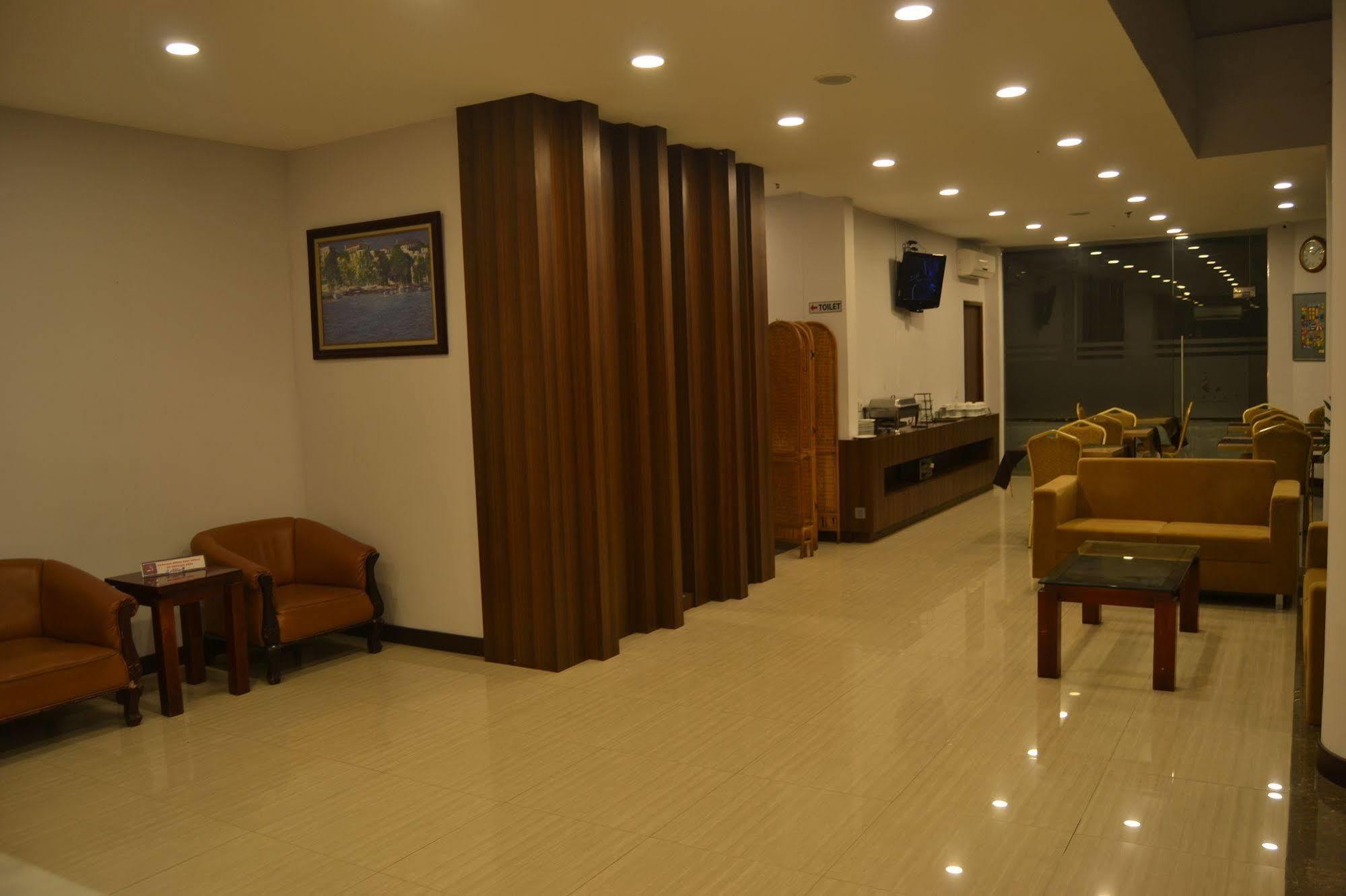 J Hotel Медан Экстерьер фото