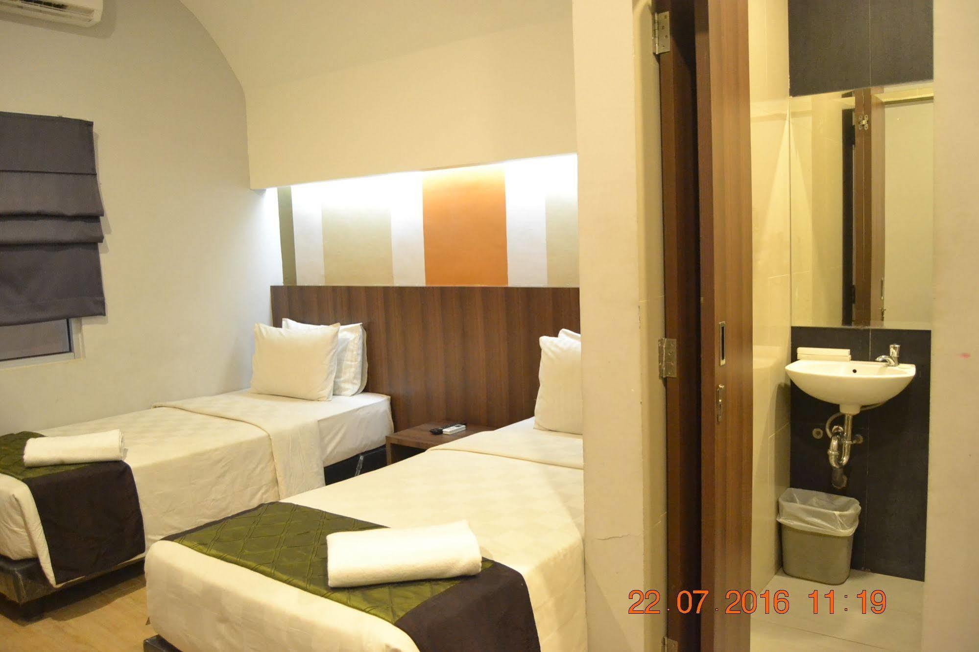 J Hotel Медан Экстерьер фото
