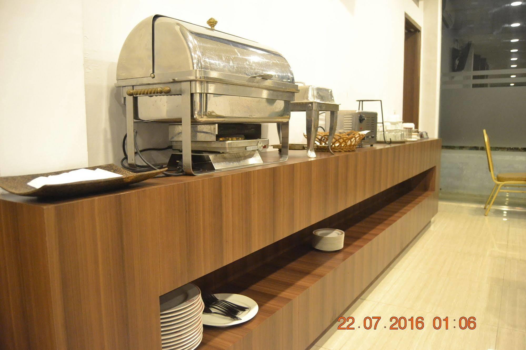 J Hotel Медан Экстерьер фото