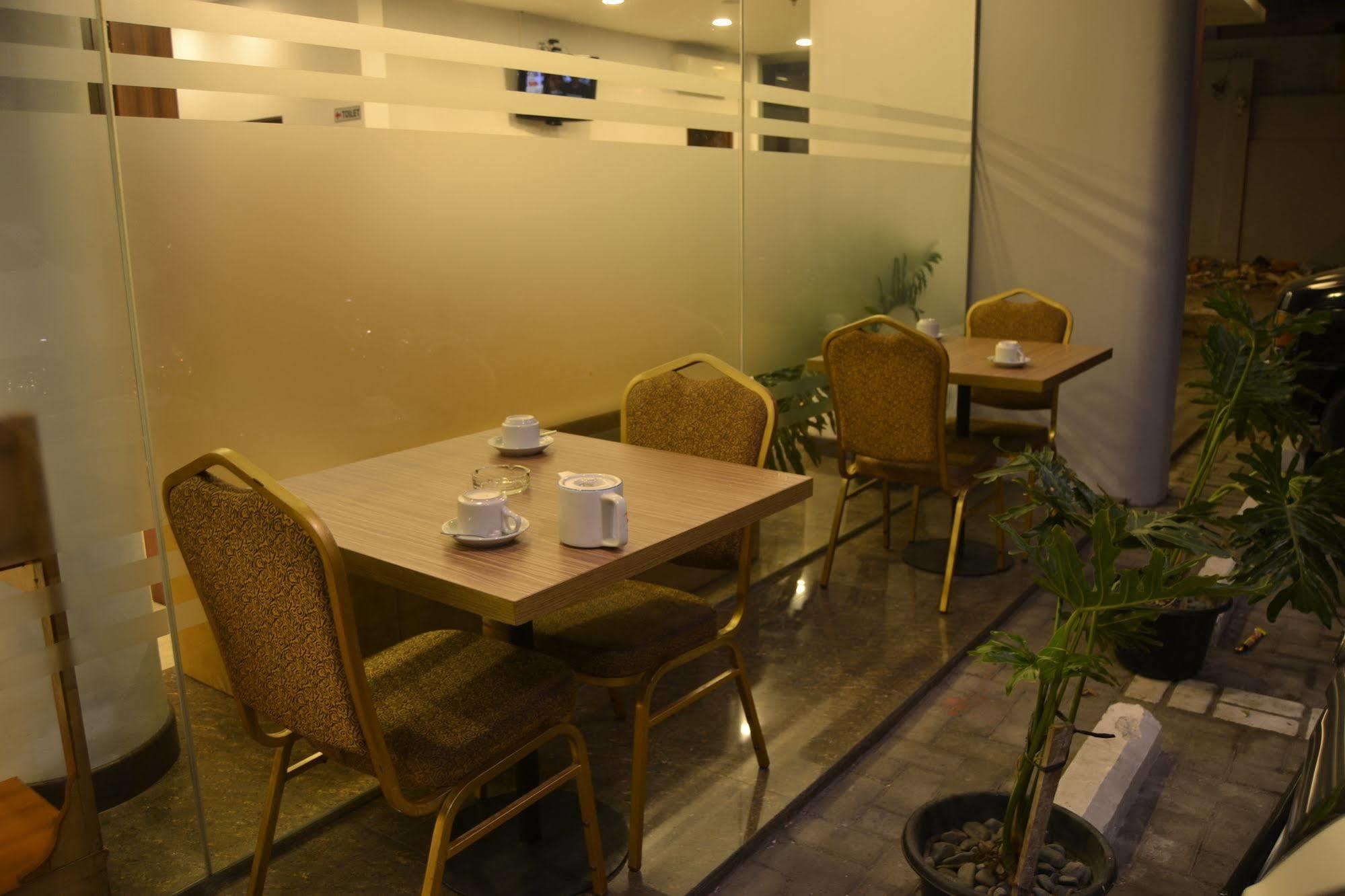 J Hotel Медан Экстерьер фото